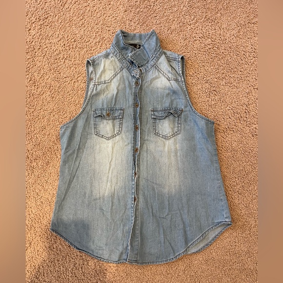 IRIS Women's Denim Sleeveless Button-down Shirt - Picture 1 of 7